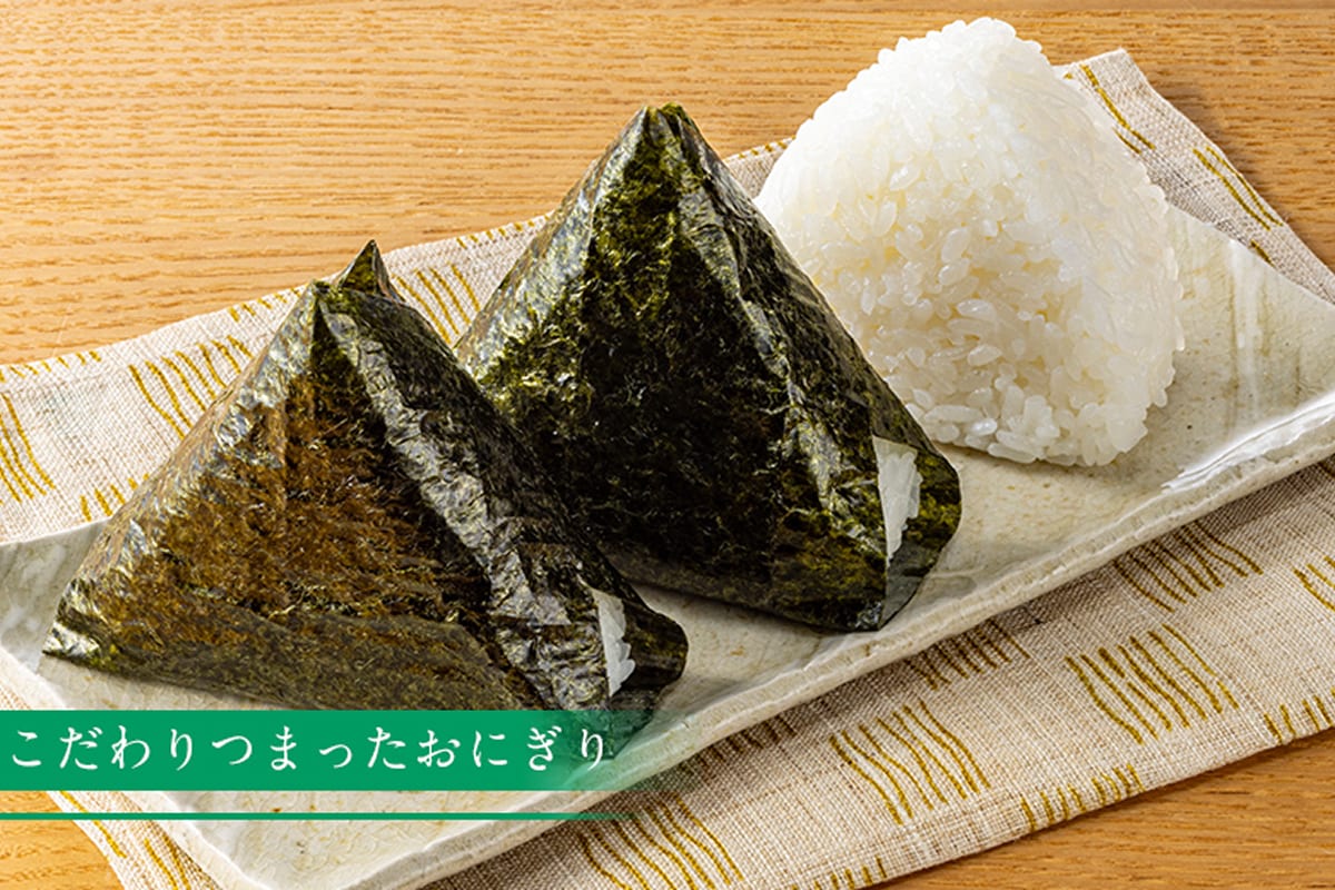 Seaweed-wrapped onigiri and a plain rice onigiri arranged on a plate